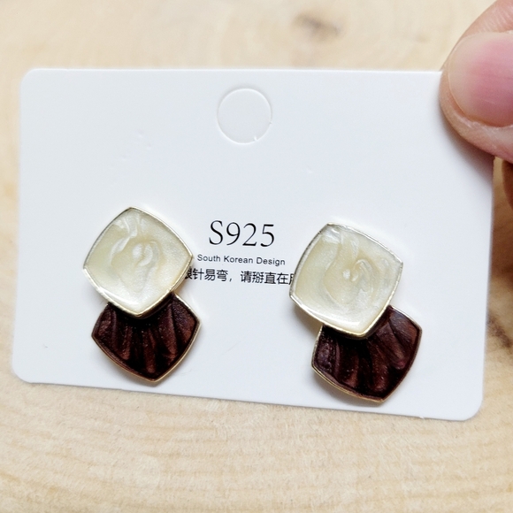 Brand New White & Brown Square Earrings - Picture 1 of 5